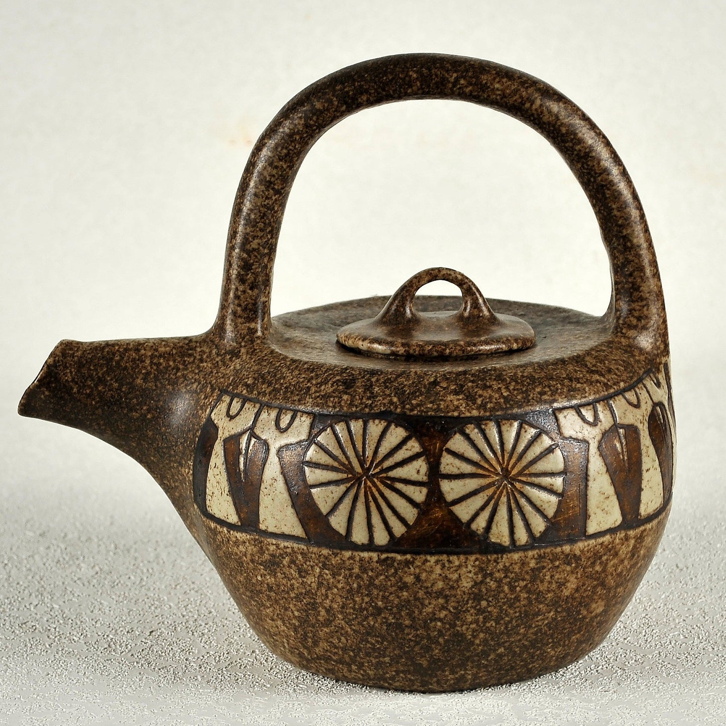 TETERA EN CERÁMICA. Jaime Nowinski, Uruguay. 28x21cm, 2000ml