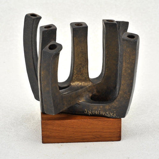 MENORAH. Escultura en gres. Jaime Nowinski, Uruguay. Año 1995, 23x20x19cm