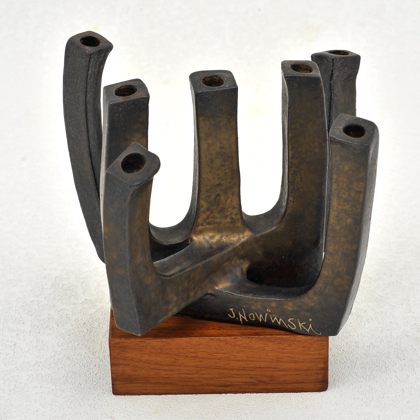 MENORAH. Escultura en gres. Jaime Nowinski, Uruguay. Año 1995, 23x20x19cm