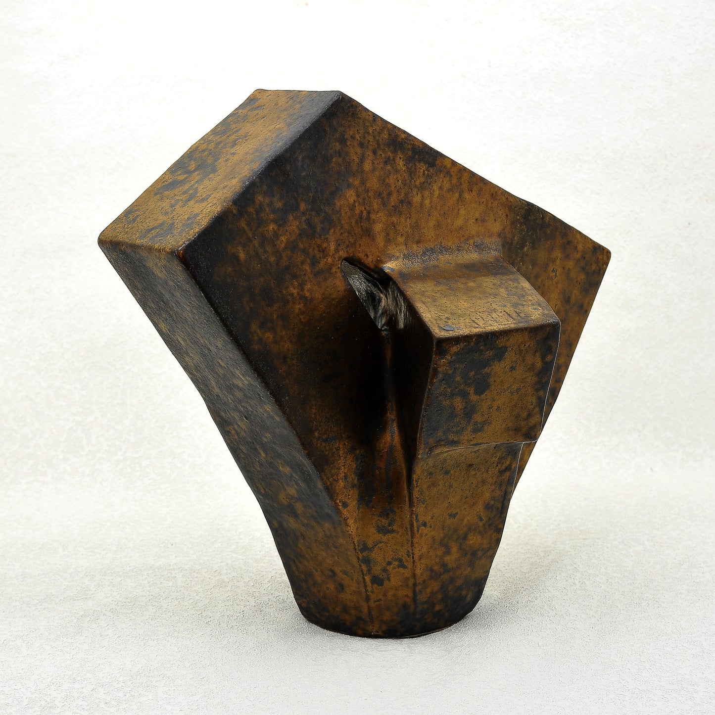 ESCULTURA en gres. Sin título. Jaime Nowinski, Uruguay.  Año 1990, 48x48x40cm