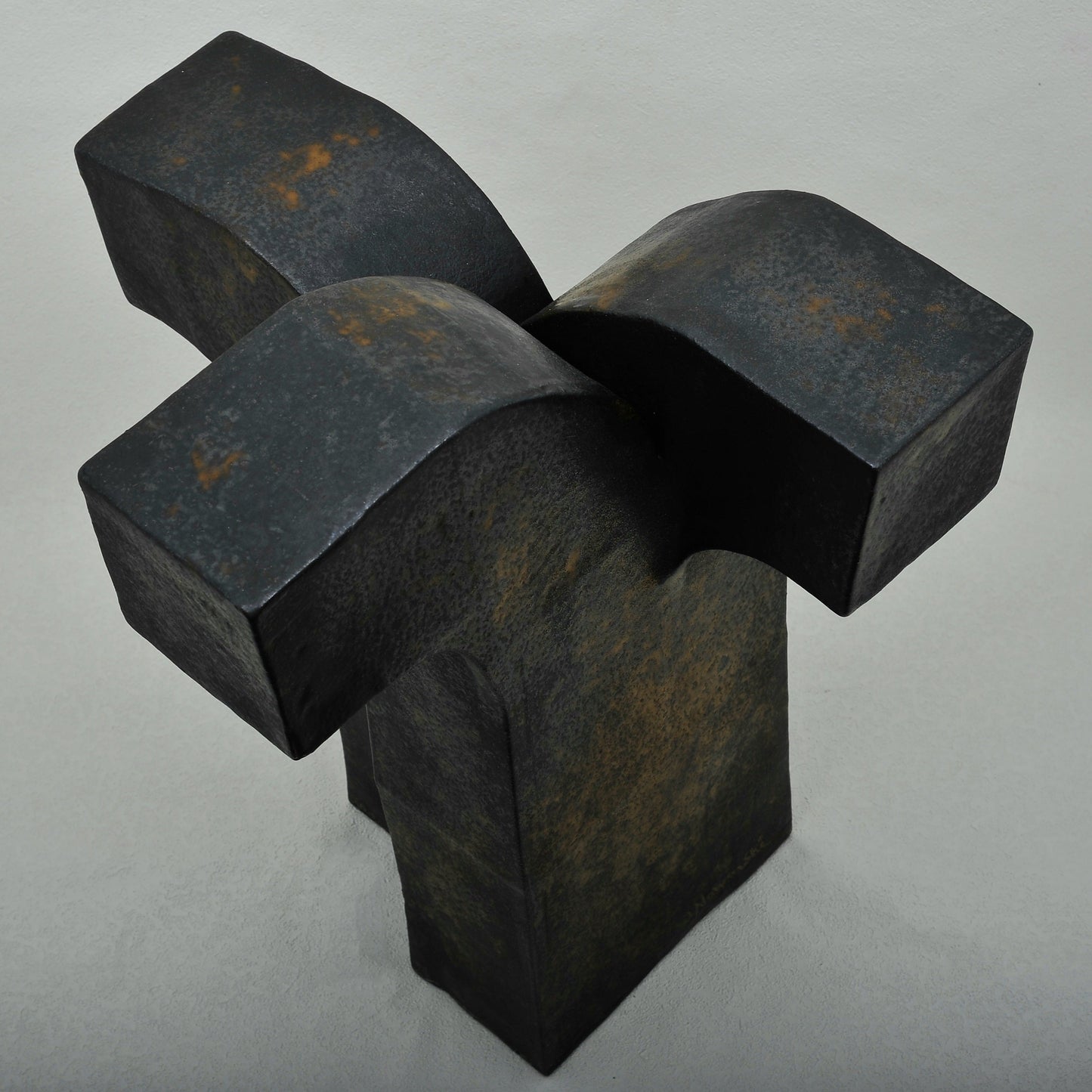 ESCULTURA en gres. Sin título. Jaime Nowinski, Uruguay. Año 1995, 62x49x38cm