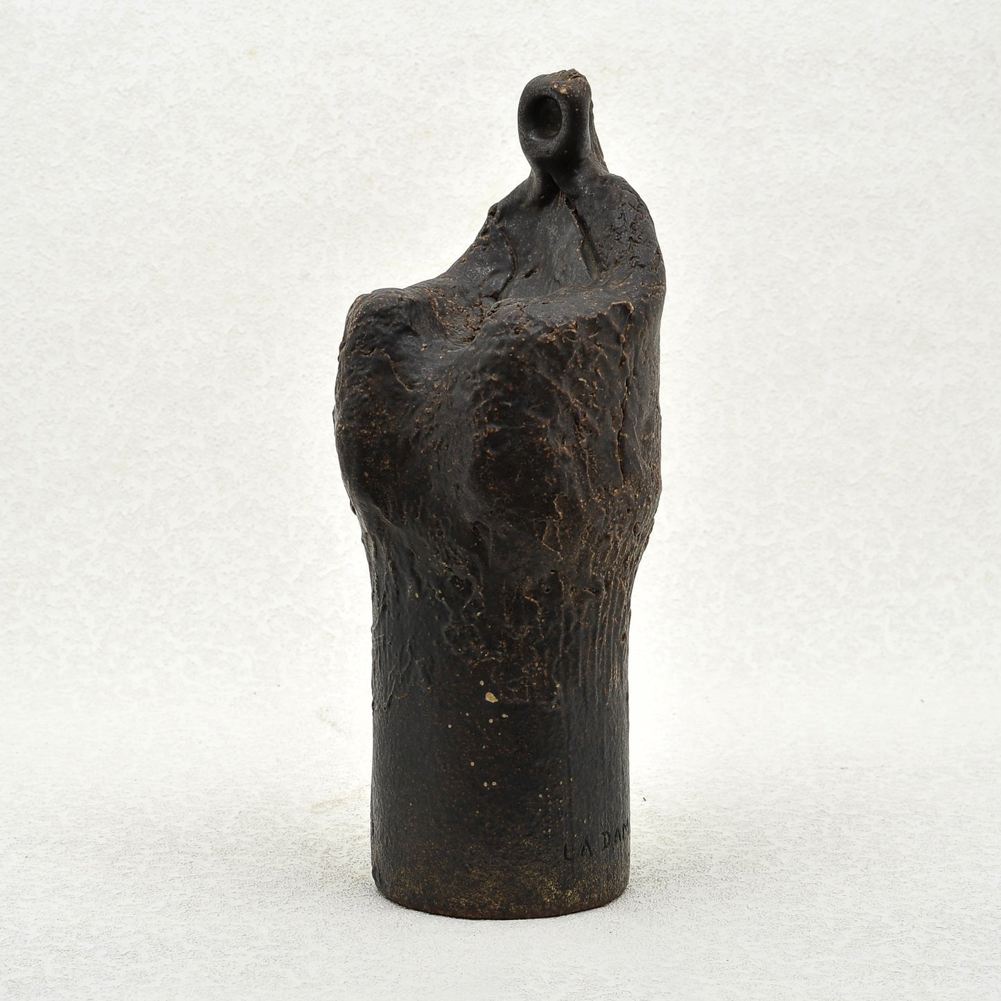 LA DAMA. Escultura en gres. Ricardo Nowinski, Uruguay. Año 2008, 39x14 cm