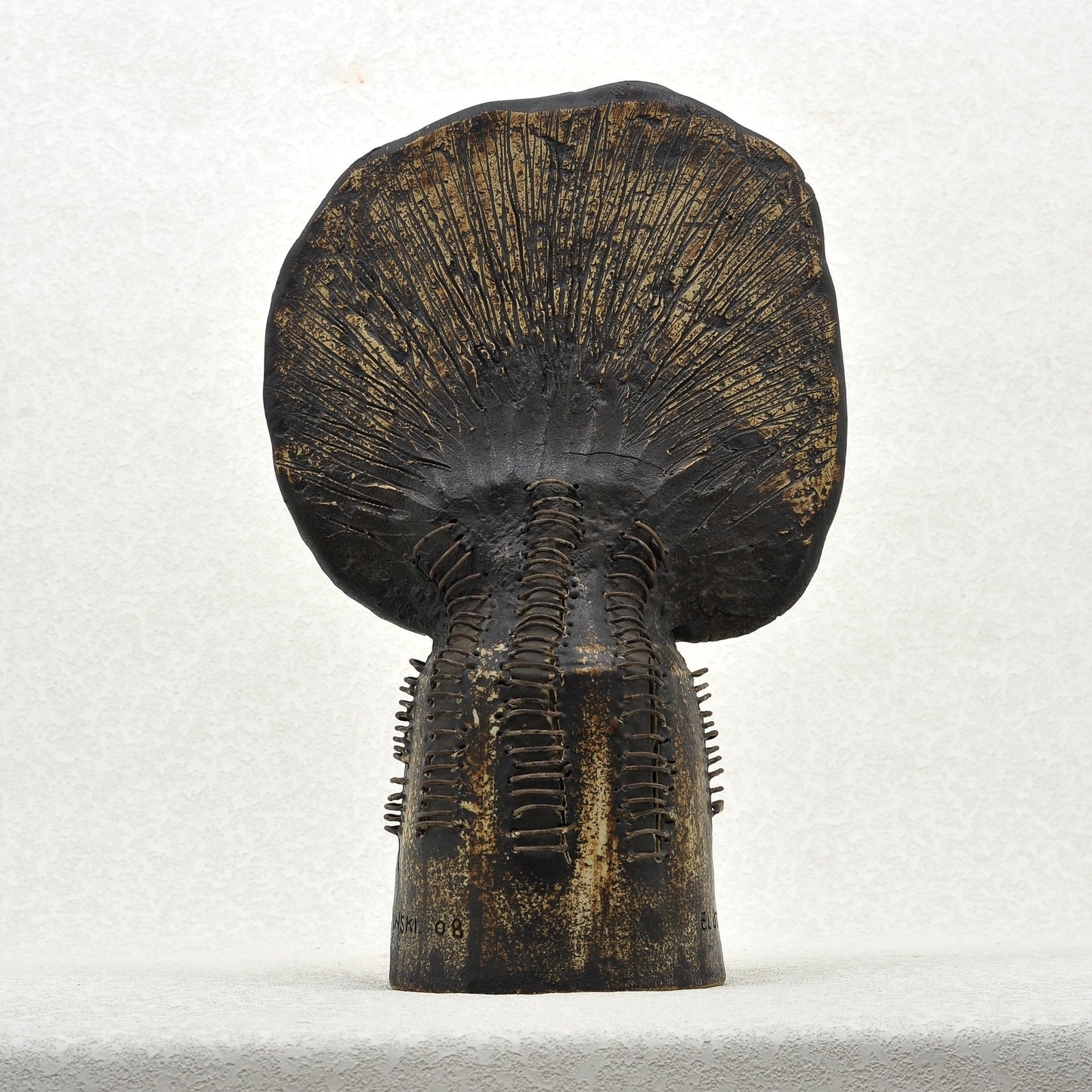 EL OTRO OMBÚ. Escultura en gres. Ricardo Nowinski, Uruguay. Año 2008, 43x28cm