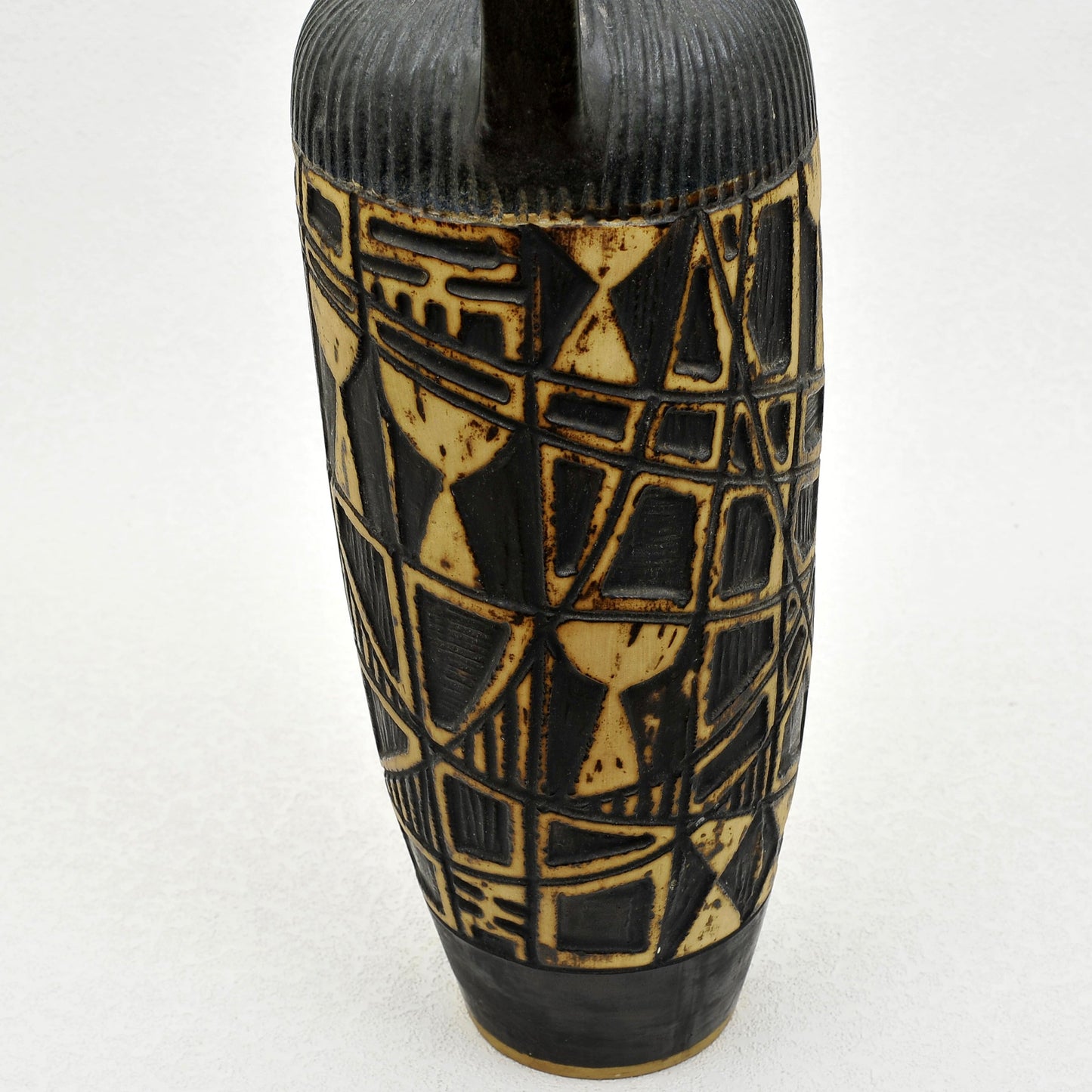 ÁNFORA TALLADA. Jaime Nowinski, Uruguay. Año 1969, 57x20cm