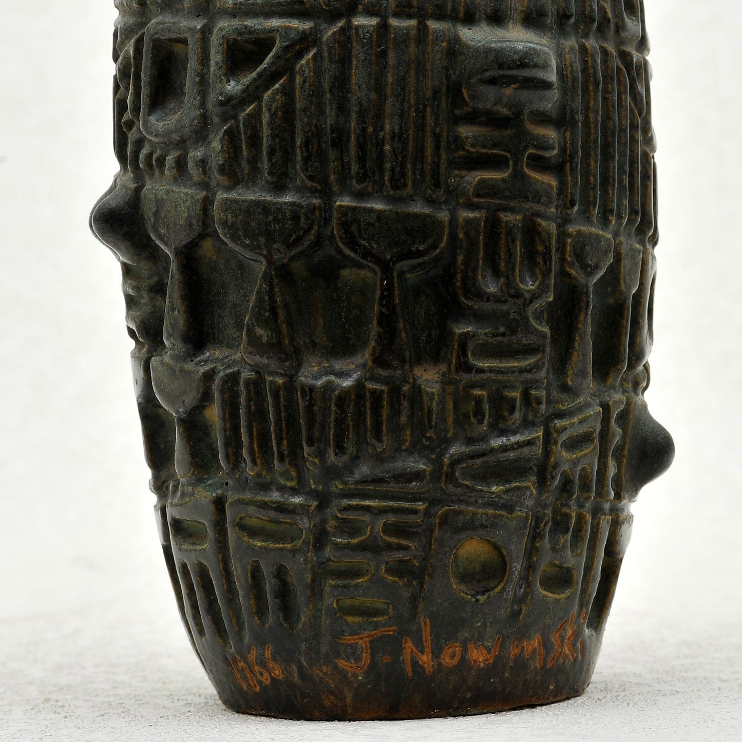 JARRÓN TALLADO EN GRES. Jaime Nowinski, Uruguay. Año 1966, 37x14cm