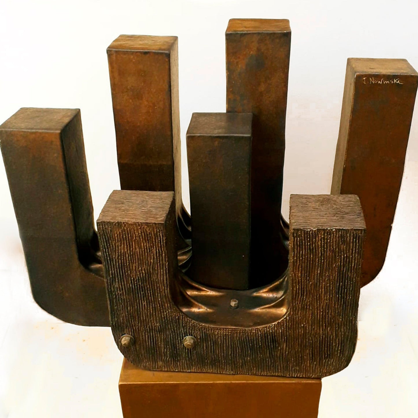 MENORAH. Escultura en gres. Jaime Nowinski, Uruguay. Año: 1995, 61x76x36cm